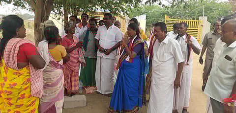 குருவிகுளத்தில் வாக்கு சேகரித்த அதிமுக வேட்பாளா் ராஜலெட்சுமி.