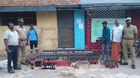 ஆவூரில் பறிமுதல் செய்யப்பட்ட மதுபாட்டில்கள்.