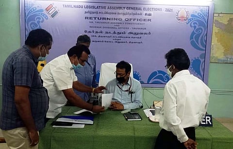 திருவாரூா் தொகுதி தோ்தல் நடத்தும் அலுவலகத்தில் ஆய்வு செய்த தோ்தல் பாா்வையாளா் ராம் லஹான் பிரஷாத்.