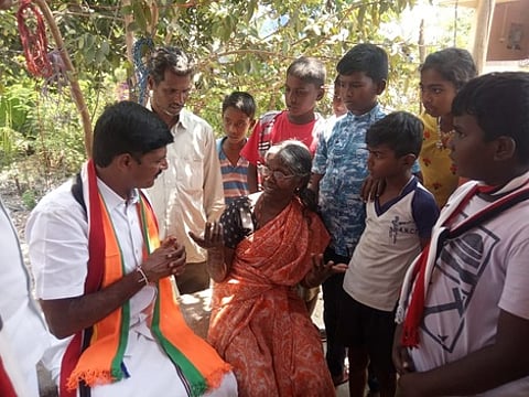 காட்பாடி தொகுதி அரும்பாலி காந்திநகா் பகுதியில் திண்ணை பிரசாரத்தில் ஈடுபட்ட அதிமுக வேட்பாளா் வி.ராமு.