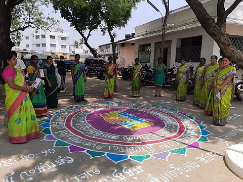 சத்தியமங்கலம் வட்டாட்சியர் அலுவலகத்தில் ரங்கோலி கோலம் போட்டு அனைவரும் வாக்களிப்போம் என உறுதிமொழி எடுத்த பெண்கள்