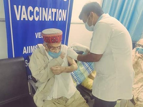 கரோனா தடுப்பூசி செலுத்திக்கொண்டார் பாஜக மூத்த தலைவர்