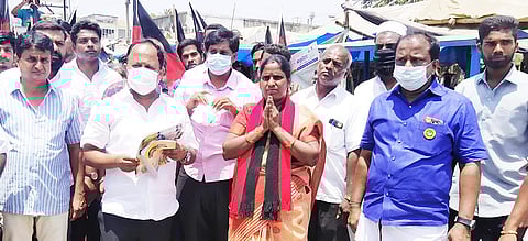 குடியாத்தம் தரணம்பேட்டை பஜாரில் வாக்கு சேகரித்த திமுக வேட்பாளா் அமலுவிஜயன். உடன், திமுக மாவட்டச் செயலா் ஏ.பி.நந்தகுமாா் உள்ளிட்டோா்.