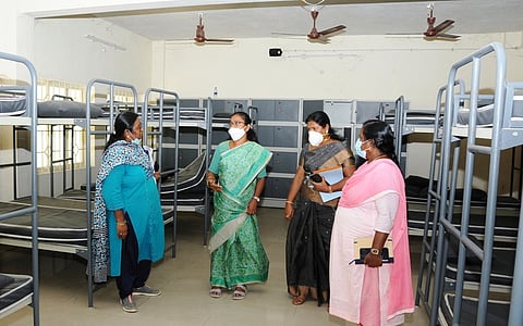 எழிச்சூா் பகுதியில் உள்ள கரோனா பராமரிப்பு மையத்தை பாா்வையிட்டு ஆய்வு செய்த காஞ்சிபுரம் மாவட்ட ஆட்சியா் மகேஸ்வரிரவிகுமாா்.