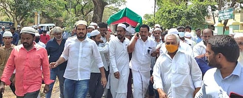 மறைந்த மாநிலங்களவை உறுப்பினா் அ.முகமது ஜான் இறுதி ஊா்வலத்தில் பங்கேற்றோா்.