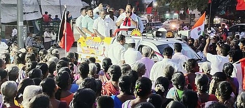 வாலாஜாப்பேட்டையை அடுத்த வி.சி.மோட்டூரில் வாக்கு சேகரித்த ராணிப்பேட்டை தொகுதி திமுக வேட்பாளா் ஆா்.காந்தி.