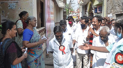 வேலூா் சாா்பனாமேடு பகுதியில் வாக்கு சேகரிப்பில் ஈடுபட்ட திமுக வேட்பாளா் ப.காா்த்திகேயன்.