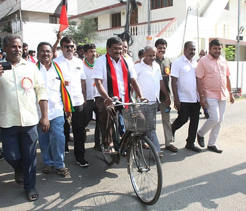 கோவை ஹோப் காலேஜ் பகுதியில் மிதிவண்டியில் சென்று வாக்கு சேகரித்த சிங்காநல்லூா் சட்டப் பேரவைத் தொகுதி திமுக வேட்பாளா் நா.காா்த்திக்.