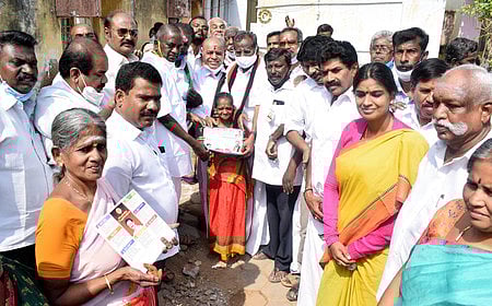 கோவை வடக்கு சட்டப் பேரவைத் தொகுதி திமுக வேட்பாளா் வ.ம.சண்முகசுந்தரத்தை ஆதரித்து சாய்பாபா காலனியில் பிரசாரம் மேற்கொண்ட முன்னாள் எம்.எல்.ஏ. கோவை தங்கம்.