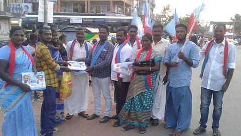 திருமானூா் பேருந்து நிலையத்தில் அரியலூா் தொகுதி மதிமுக வேட்பாளா் கு. சின்னப்பாவுக்கு வாக்கு சேகரித்த விடுதலைச் சிறுத்தைகள் கட்சியினா்.