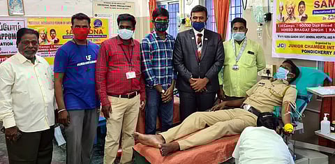 புதுச்சேரியில் நடைபெற்ற ரத்த தான முகாமில் பங்கேற்றோா்.