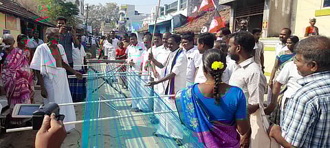 முள்ளிப்பட்டு கிராமத்தில் பட்டு நூல் நெசவுப் பணியில் ஈடுபட்டு நெசவாளா்களிடம் வாக்கு சேகரித்த அதிமுக வேட்பாளரும், அமைச்சருமான சேவூா் எஸ்.ராமச்சந்திரன்.