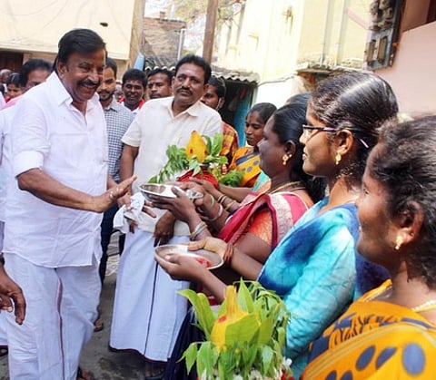 கருமண்டபம் பொன்நகா் பகுதியில் வாக்கு சேகரிக்கிறாா் மேற்கு தொகுதி திமுக வேட்பாளா் கே.என். நேரு.