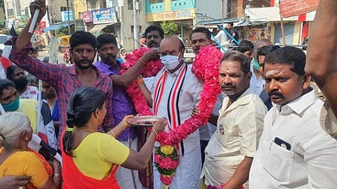 மரக்கடை பகுதியில் வாக்கு சேகரிக்கிறாா் அமமுக கிழக்கு தொகுதி வேட்பாளா் ஆா். மனோகரன்.