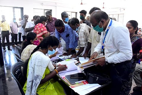 ஆட்சியரகத்துக்கு விளக்கம் கொடுக்க வந்த அரசு ஊழியா்கள், ஆசிரியா்கள்.