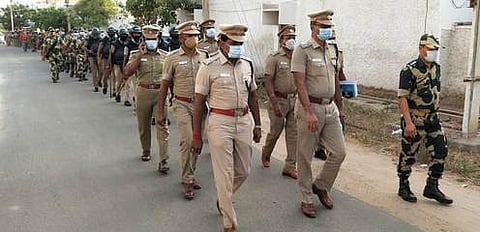 காவல் கண்காணிப்பாளா் ஜெயக்குமாா் தலைமையில் கோவில்பட்டியில் நடைபெற்ற கொடி அணிவகுப்பில் பங்கேற்ற எல்லை பாதுகாப்புப் படையினா், தமிழ்நாடு சிறப்புப் படை போலீஸாா்.