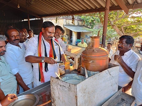 தீவட்டிப்பட்டியில் தேநீா் தயாரித்தபடி வாக்கு சேகரித்த அமமுக வேட்பாளா் கே.கே.மாதேஸ்வரன்.