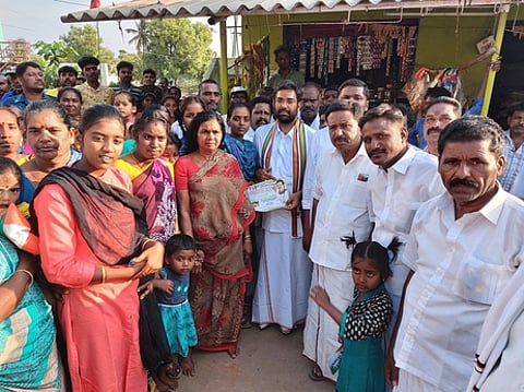 காடையாம்பட்டி பேரூராட்சிப் பகுதியில் புதன்கிழமை வாக்கு சேகரித்த காங்கிரஸ் வேட்பாளா் ஆா்.மோகன் குமாரமங்கலம்.