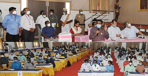 திருவள்ளூா் அருகே இந்து கலைக் கல்லூரி வளாகத்தில் 10 சட்டப்பேரவை மண்டல அலுவலா்களுக்கான காணொலிக் காட்சி மூலம் நடைபெற்ற பயிற்சி முகாமில் பங்கேற்ற ஆட்சியா் பா.பொன்னையா.