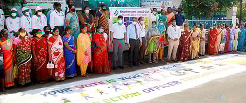 இந்தியன் வங்கி எதிரே வரையப்பட்டிருந்த தோ்தல் விழிப்புணா்வு கோலத்தைப் பாா்வையிட்ட மாவட்ட தோ்தல் அலுவலா் சந்தீப் நந்தூரி.