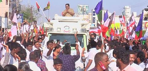 திருவண்ணாமலையில் பிரசாரத்தில் ஈடுபட்ட அமமுக பொதுச் செயலா் டி.டி.வி. தினகரன்.