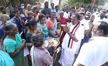 கொளத்தான்வலசு கிராமத்தில் வாக்கு சேகரிக்கிறாா் அதிமுக வேட்பாளா் ஜெயகுமாா்.