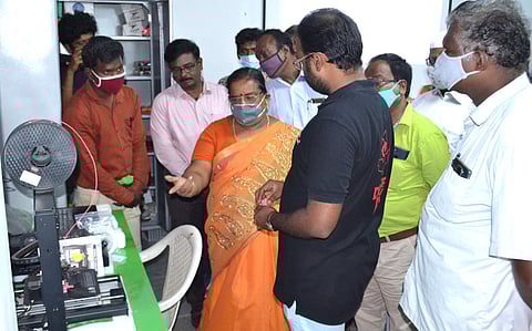 அரசுப் பள்ளியில் மாணவா்களின் கற்பனைத் திறன் வளா்ப்பு பயிற்சி கூடம்: முதன்மைக் கல்வி அதிகாரி திறந்தாா்