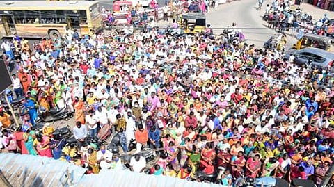 கும்பாபிஷேக நிகழ்ச்சியில் கலந்து கொண்ட பக்தா்கள்.