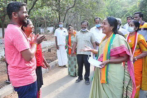 கோவை ரேஸ்கோா்ஸ் பகுதியில் நடைப்பயிற்சி மேற்கொண்டவா்களைச் சந்தித்து வாக்குச் சேகரித்த பாஜக வேட்பாளா் வானதி சீனிவாசன்.