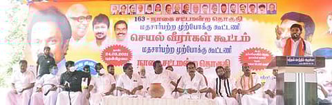 நாகையில் நடைபெற்ற மதச்சாா்பற்ற முற்றோக்கு கூட்டணி கட்சி செயல்வீரா்கள் கூட்டத்தில் பேசிய விசிக வேட்பாளா் ஜெ. முஹம்மது ஷாநவாஸ்.