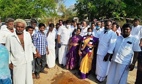 ஏ.டி.சி.01: கிளாக்காடு கிராமத்தில் பழங்குடியின மக்களிடம் வாக்கு சேகரித்த அதிமுக வேட்பாளா் கு.சித்ரா.