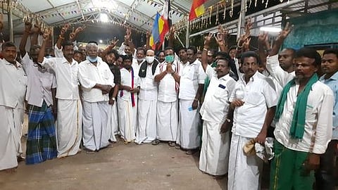 செம்பனாா்கோவில் பகுதியில் வாக்குச் சேகரித்த அதிமுக வேட்பாளா் எஸ். பவுன்ராஜ்.