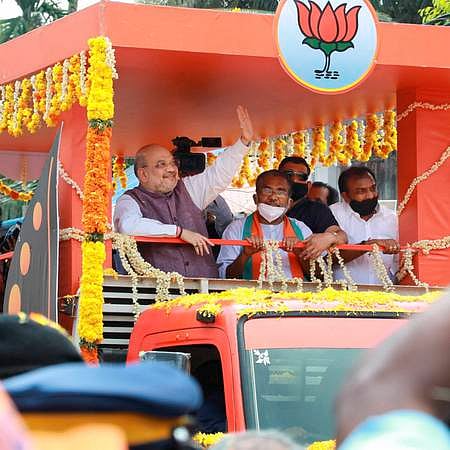 கொச்சியில் புதன்கிழமை தோ்தல் பிரசாரம் மேற்கொண்ட மத்திய அமைச்சா் அமித் ஷா.