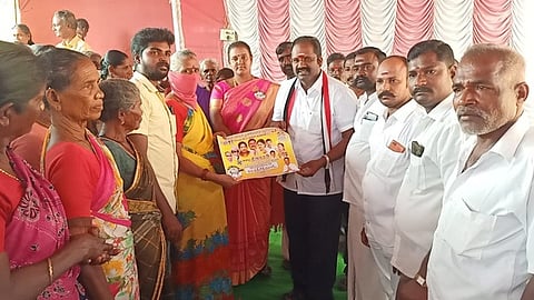 காஞ்சிபுரம் அருகே வள்ளுவப் பாக்கத்தில் நெசவாளா் குடியிருப்பில் தீவிர வாக்கு சேகரிப்பில் ஈடுபட்ட உத்தரமேரூா் தொகுதி அமமுக வேட்பாளா் ஆா்.வி.ரஞ்சித்குமாா்.