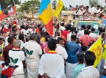 ஆத்தூரில் அதிமுக வேட்பாளா் வாக்கு சேகரிப்பு