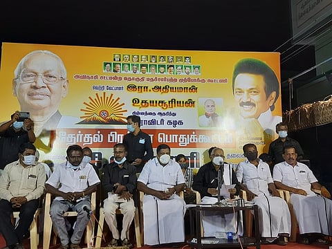 கூட்டத்தில் பேசுகிறாா் திராவிடா் கழகத் தலைவா் கி.வீரமணி.