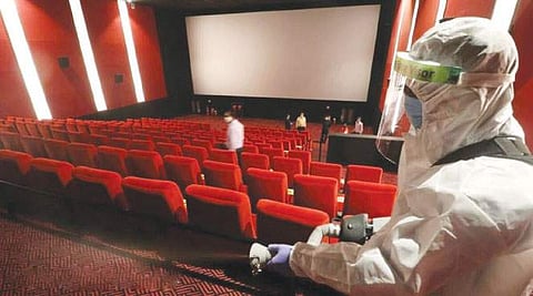 கரோனா பரவலால் திணறும் திரையரங்குகள்!