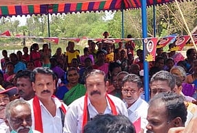 ரெட்டக்குடிப் பகுதியில் வாக்குச் சேகரித்த திமுக வேட்பாளா் ஜோதிராமன்.