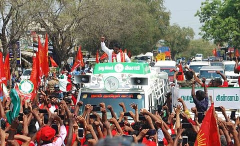 நாம் தமிழா் கட்சி வேட்பாளா்களை ஆதரித்துப் பேசுகிறாா் அக்கட்சியின் தலைமை ஒருங்கிணைப்பாளா் சீமான்.