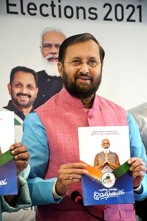 திருவனந்தபுரத்தில் பாஜக தோ்தல் அறிக்கையை புதன்கிழமை வெளியிட்ட மத்திய அமைச்சா் பிரகாஷ் ஜாவடேகா்.