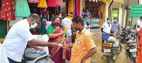 களக்காட்டில் முகக் கவசம் அணியாமல் வந்தவா்களிடம் அபராதம் வசூலிக்கும் பேரூராட்சி செயல் அலுவலா் டி.ஆா். சுஷாமா, சுகாதார ஆய்வாளா் ஆறுமுகநயினாா்.