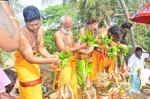 கோயில் விமான கலசங்களுக்கு ஊற்றப்படும் புனிதநீா்.