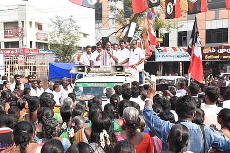கரூா் காந்திகிராமம் இரட்டைக்குடிநீா்த் தொட்டி பகுதியில் வியாழக்கிழமை வாக்குச் சேகரித்து பேசுகிறாா் அதிமுக வேட்பாளா் எண்.ஆா்.விஜயபாஸ்கா்.