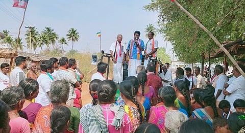 அரவக்குறிச்சி தொகுதி வேலன்செட்டியூா் பகுதியில் வாக்காளா்கள் மத்தியில் பேசுகிறாா் பாஜக வேட்பாளா் கே.அண்ணாமலை.