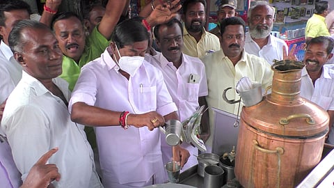 மணப்பாறையில் டீக்கடையில் டீ போடும் அதிமுக வேட்பாளா் ஆா். சந்திரசேகா்.