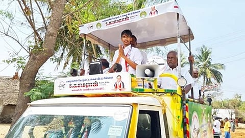 நீடாமங்கலம் ஒன்றியத்தில் தனது தந்தை எஸ். காமராஜுக்கு வாக்கு சேகரித்த எஸ்.கே. ஜெயேந்திரன்.