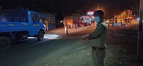 ஆரல்வாய்மொழி சோதனைச் சாவடியில் ஆய்வு மேற்கொண்ட மாவட்ட எஸ்.பி. வெ. பத்ரிநாராயணன்.