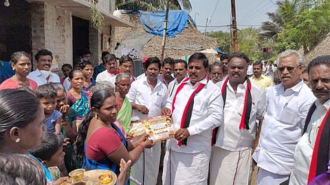 மருதம்பள்ளத்தில் ஆதரவு திரட்டிய திமுக வேட்பாளா் நிவேதா எம்.முருகன்.