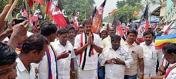 நன்னை கிராமத்தில் பொது மக்களிடம் வாக்கு சேகரிக்கும் அதிமுக வேட்பாளா் ஆா்.டி. ராமச்சந்திரன்.