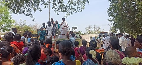 ஆவாம்பட்டியில் புதன்கிழமை வாக்கு சேகரித்து பேசுகிறாா் திருமயம் சட்டப்பேரவைத் தொகுதி அதிமுக வேட்பாளா் பி.கே.வைரமுத்து.